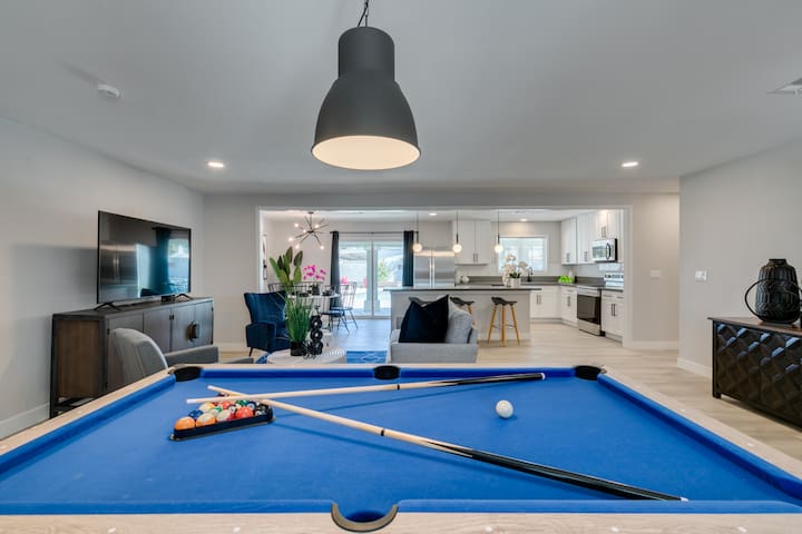 Lovely 5B/3B Home with Pool– Las Vegas Retreat