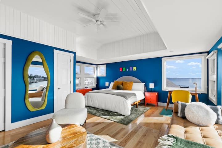 Meerdere zithoeken, veel laden voor kleding en overal een levendige kleur. Alle 13 (!) ramen hebben aangepaste verduisterende tinten voor een goede nachtrust.