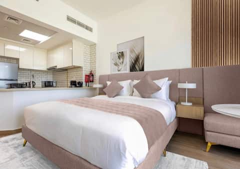 Top Airbnb: Charming Studio Apartment Near metro 2.5 in Al Satwa