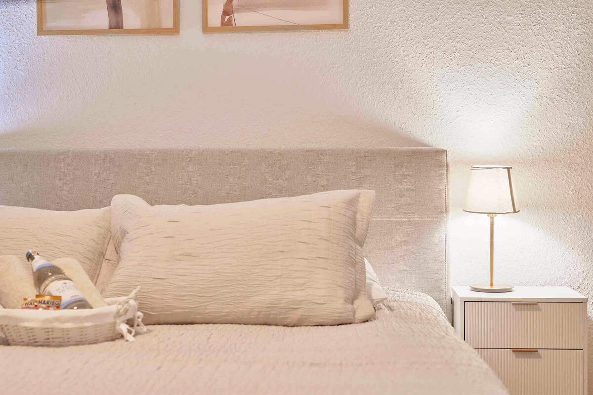 يوفر لك السرير الكبير لضيفين شعورًا لطيفًا بالعيش.