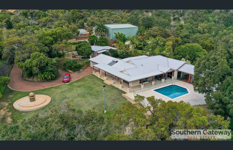 Luxury Country Estate sleeps 14 gallery image 2