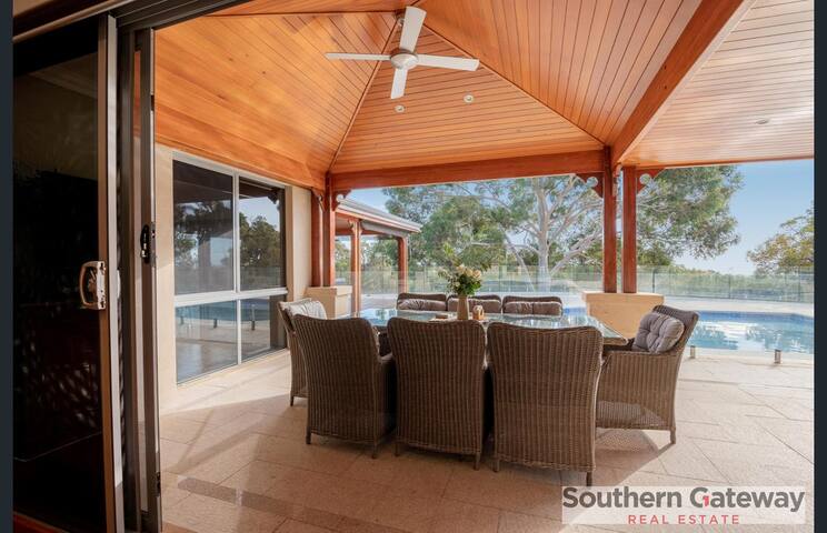 Luxury Country Estate sleeps 14 gallery image 4