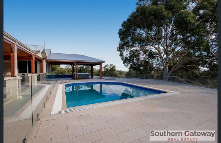 Luxury Country Estate sleeps 14 gallery image 3