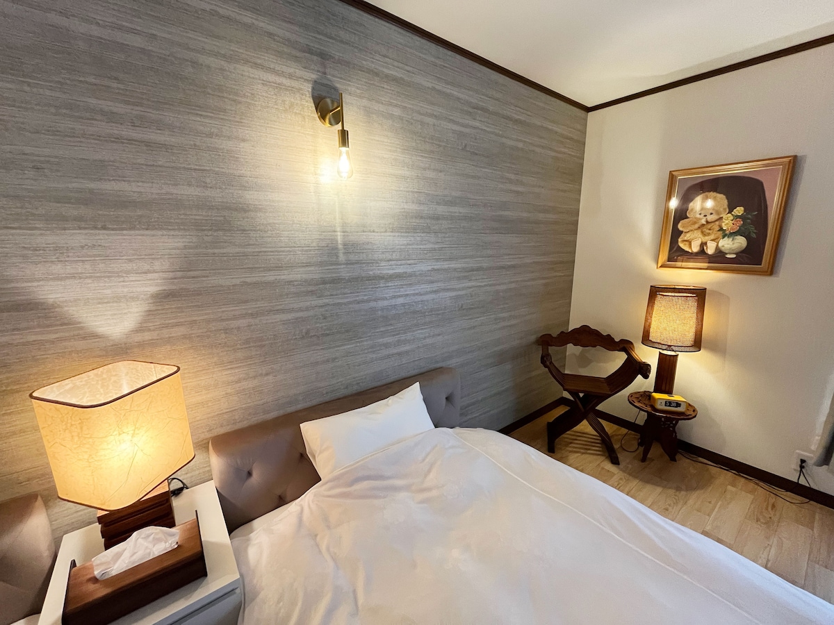 スタイリッシュと快適さで最高のリラックス。105平米の広さ!最大6名