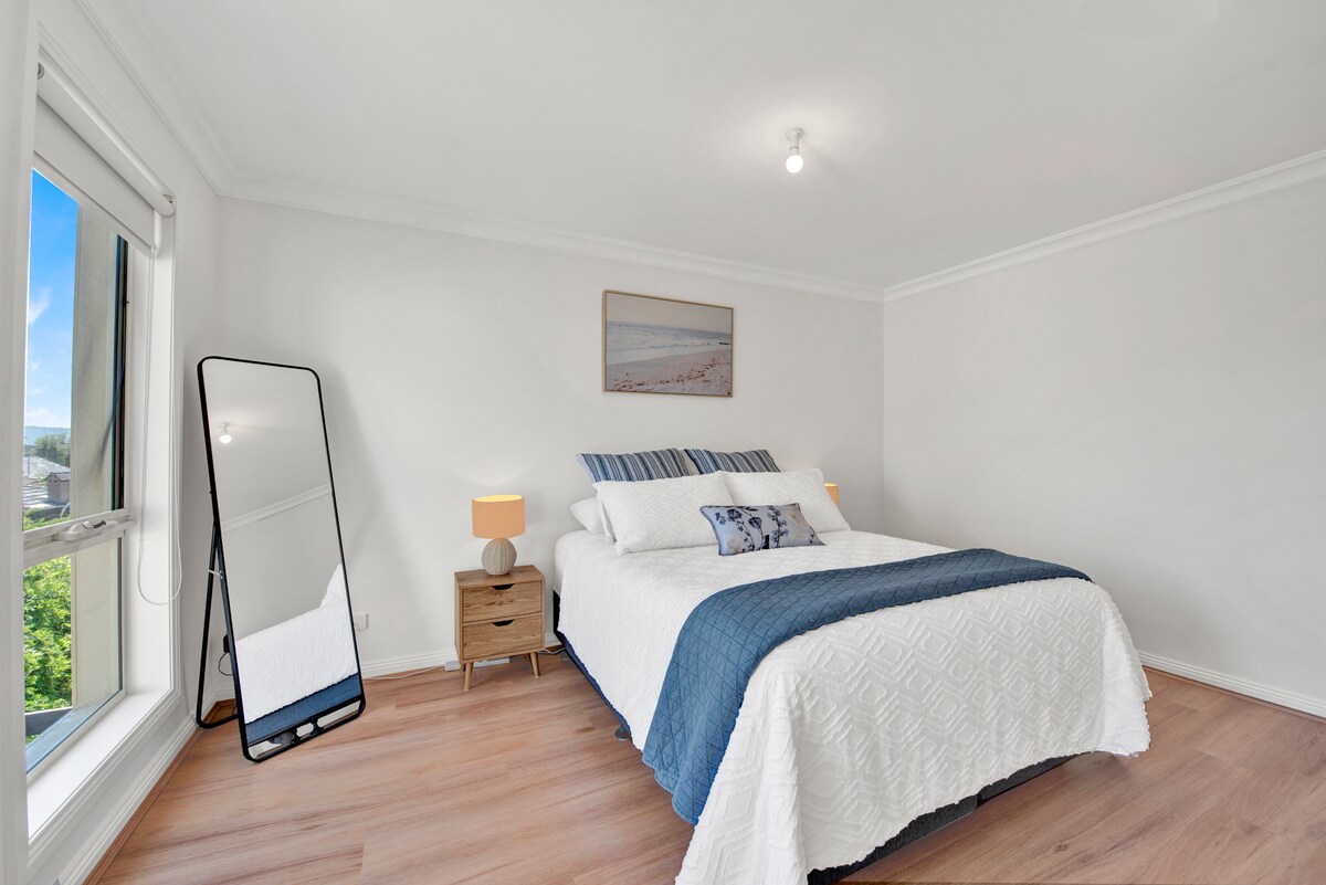 Свежа и пространа спална соба