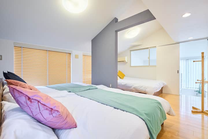 Tercer piso Habitación 3: 
Tres camas dobles y dos camas individuales.