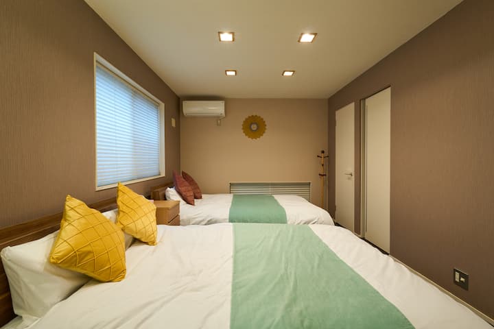 Dormitorio 1 en planta baja
Dos camas dobles
210CM×140CM