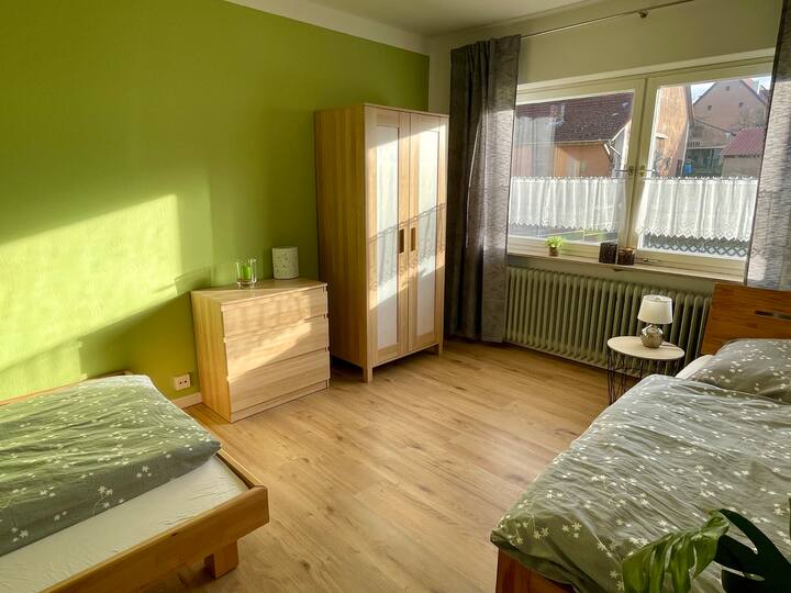 Im zweiten Schlafzimmer stehen zwei Einzelbetten (1,40 x 2,00m & 0,90 x 2,00m), sowie ein Kleiderschrank und eine Kommode.