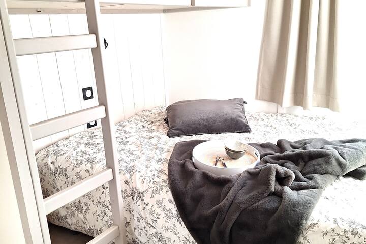 Trokrevetna spavaća soba s međuspratom i krevetom 140/200