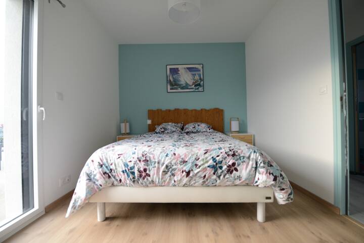 חדר שינה 1 עם מיטה 160 וחדר רחצה פרטי - בית חד - קומתי המצויד ב - PMR - השכרת נופש - Ploudalmézeau - Maison Roscaroc Aubertin 200 מטר מ - Tréompan Beach - Book on Roulotte Gites O Wellness Spa Porspoder