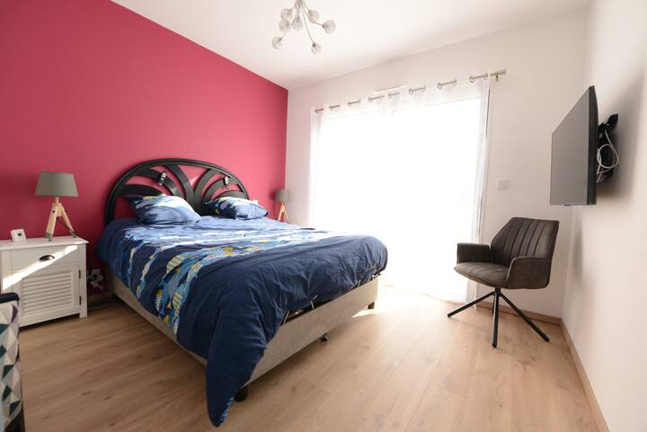 חדר שינה 2 עם מיטה 160 וקופסה חשמלית עם טלוויזיה - בית חד - קומתי מצויד ב - PMR - השכרת נופש - Ploudalmézeau - Maison Roscaroc Aubertin - הזמינו ב - Roulotte Gites O Wellness massage Spa Porspoder