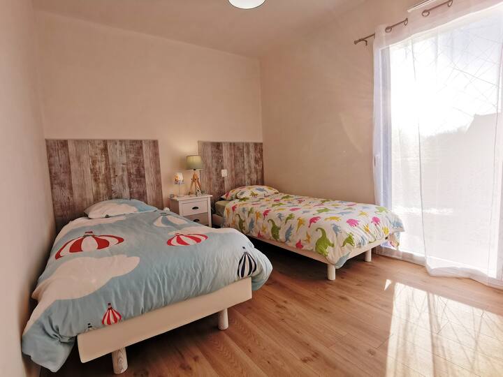 חדר שינה 3 עם 2 מיטות 90 וארון בגדים - בית חד קומתי מאובזר PMR - השכרת נופש - Ploudalmézeau - Maison Roscaroc Aubertin - הזמינו ב - Roulotte Gites O Wellness massage Spa Octopoder