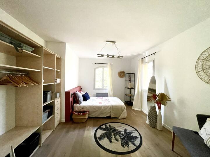 Deuxième suite parentale de l'étage. D'une surface de 20m2, elle dispose d'un lit queen size en 160*200, d'un grand dressing et d'un espace repos . Vous pourrez profiter également d'une salle d'eau avec meuble masque et d'une douche à l'italienne.