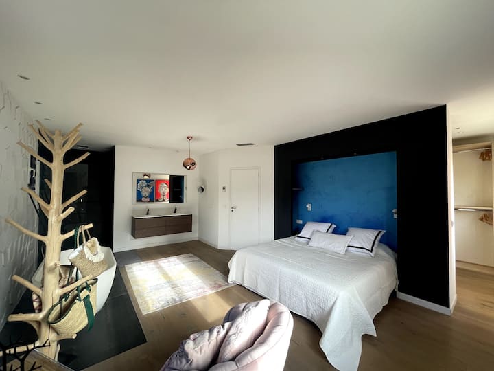 Première suite parentale de l'étage. D'une surface de 40m2, elle dispose d'une lit king size en 180*200, d'un meuble double vasque, d'une douche à l'italienne, d'une baignoire clôt, d'un grand dressing et d'un espace coiffeuse.