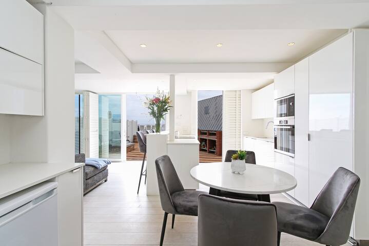 Modern on the Sea apartment gallery image 4