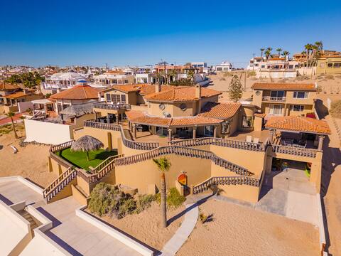 Shark House - 8 BR Beachfront
