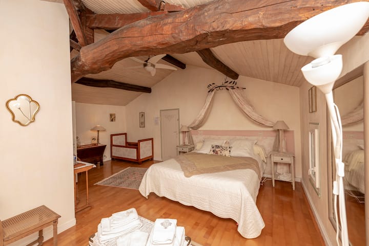 מאוורר תקרה ומסכי חלון בחדר מרקיזה