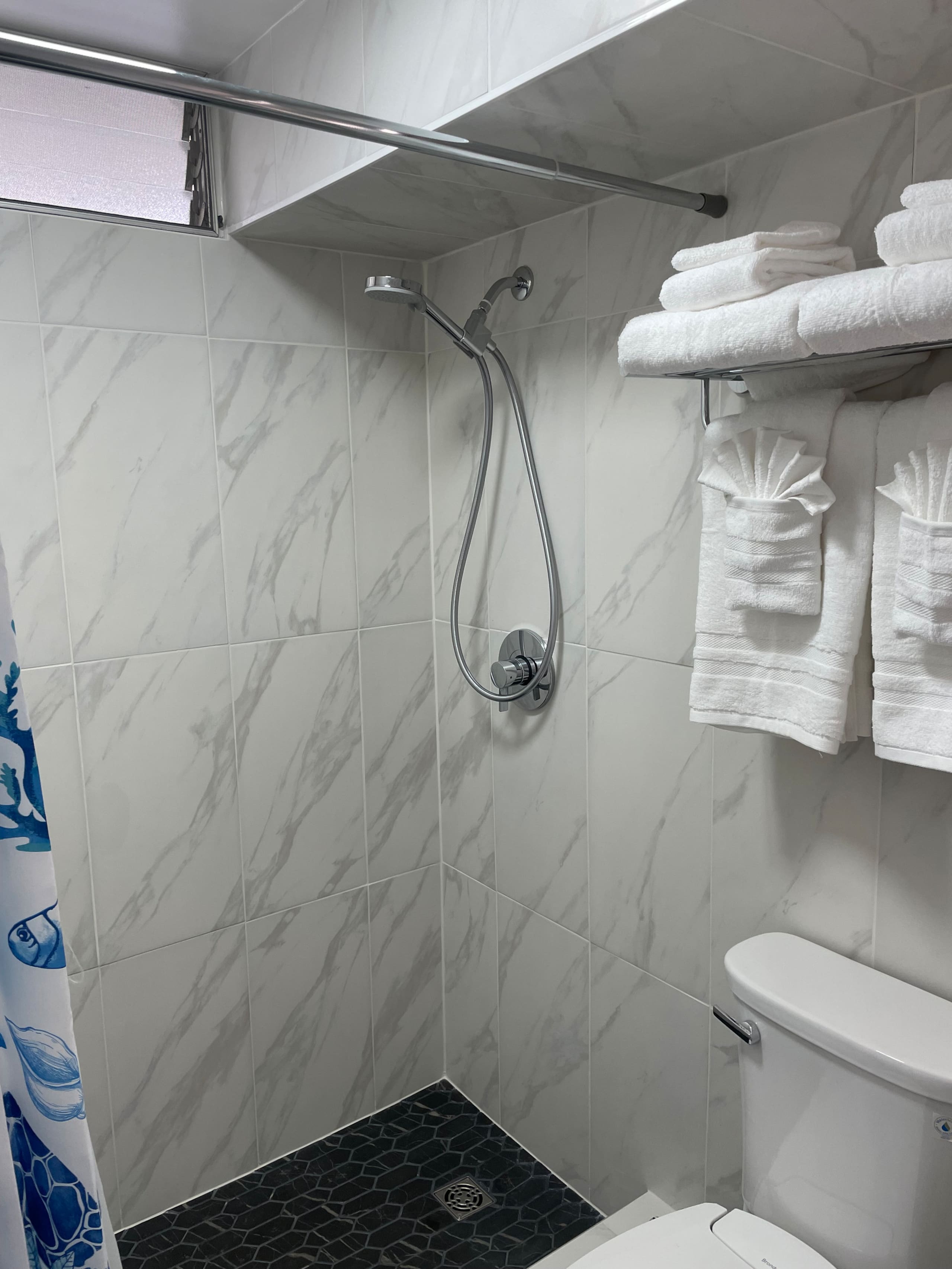 Condo in Honolulu · ★4.91 · Studio · 2 beds · 1 private bath - Image 16
