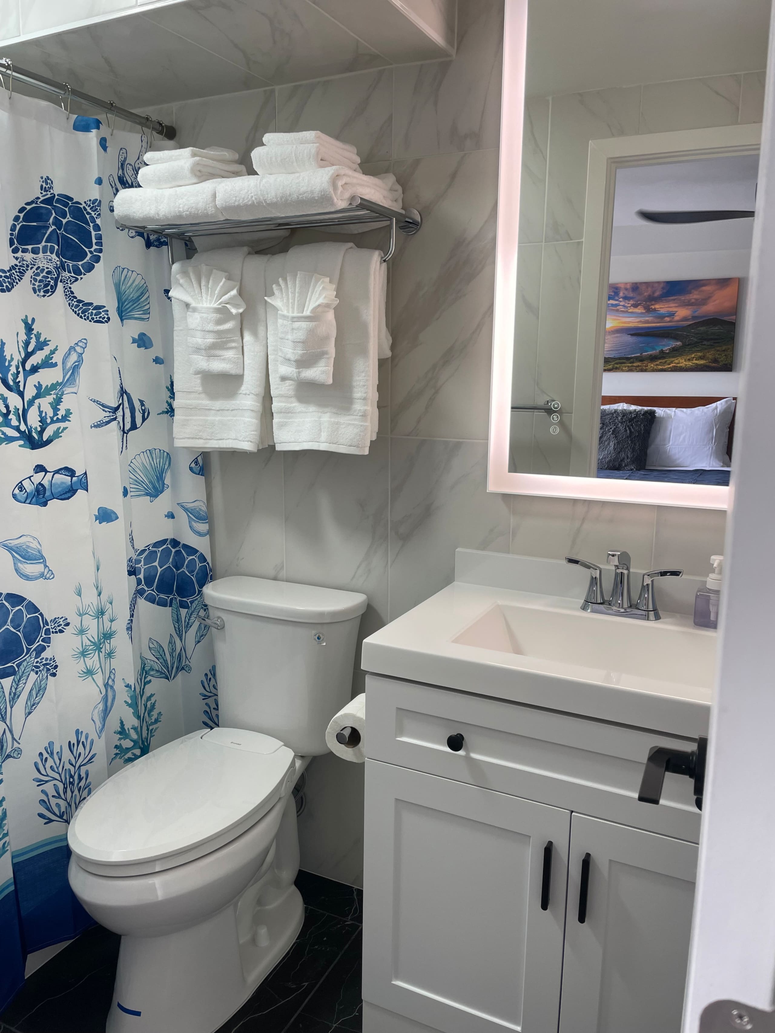 Condo in Honolulu · ★4.91 · Studio · 2 beds · 1 private bath - Image 10