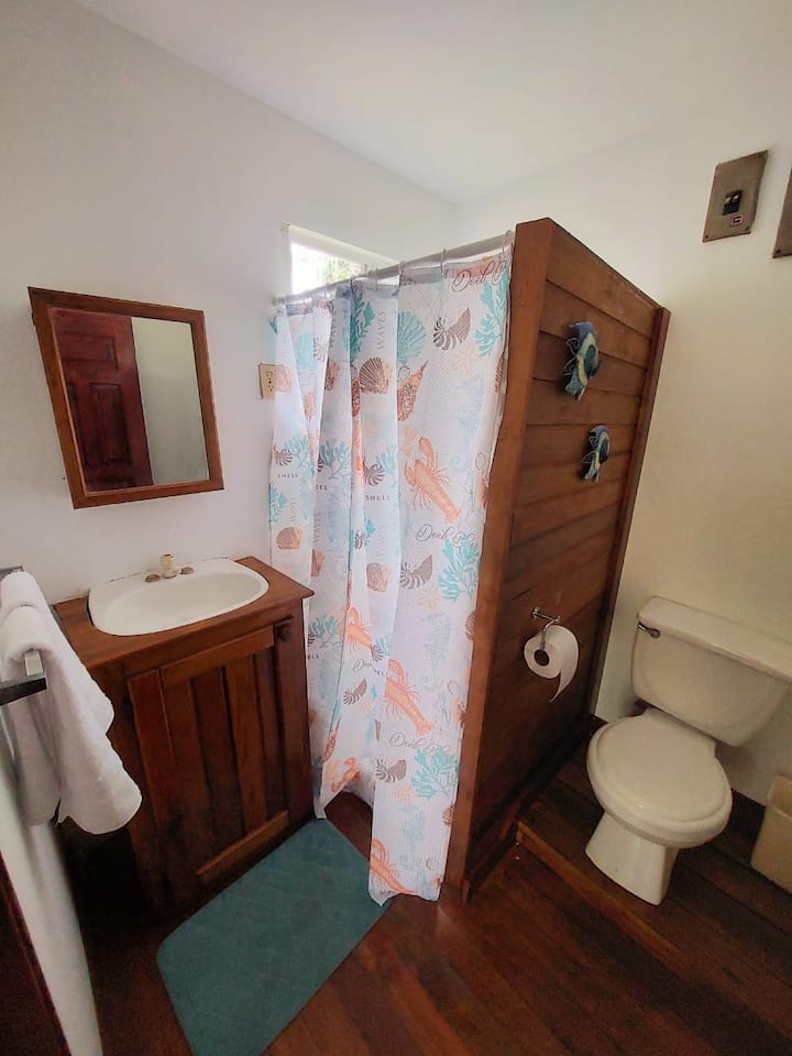 חדר רחצה לאורחים.