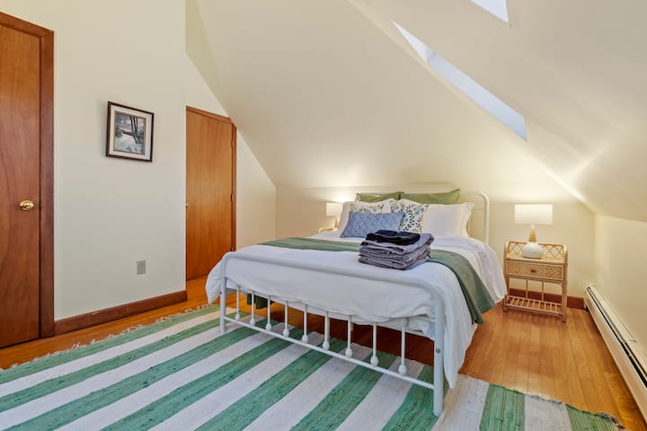 Druhá spálňa má manželskú posteľ a šatník.