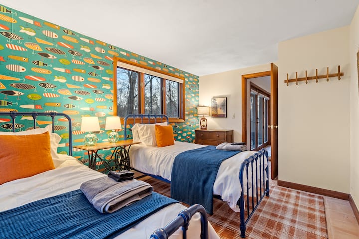 Táto spálňa s manželskou posteľou je ideálnym priestorom pre všetkých ďalších hostí. 