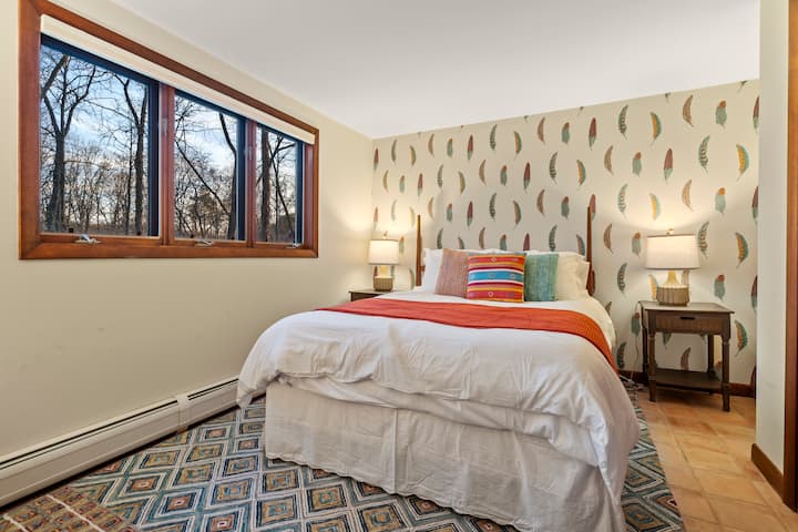 Štvrtá spálňa má manželskú posteľ a veľa farieb.