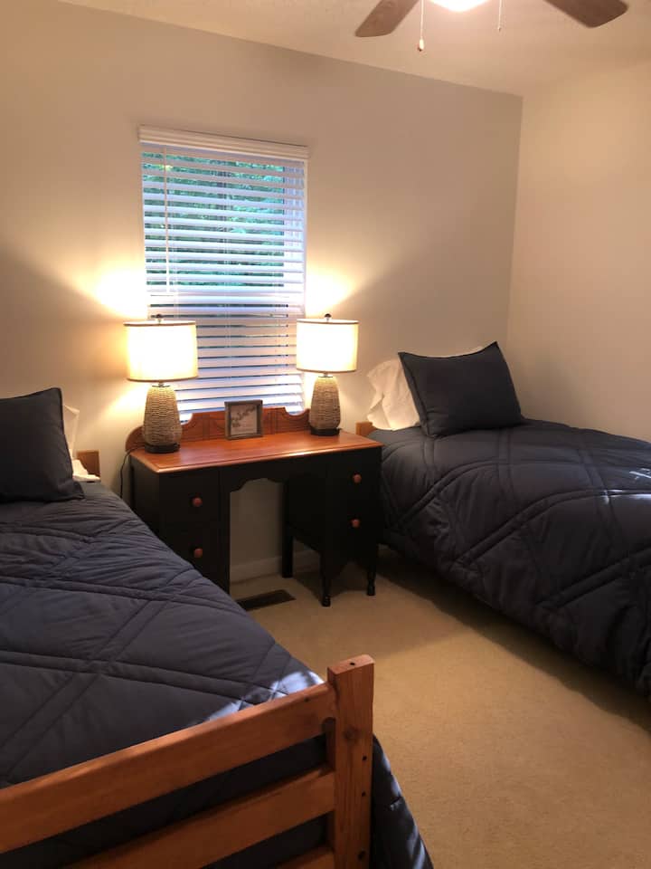 Спална соба 3, два двокреветни кревета, ламби на допир со USB порти за полнење. Постелнина, ќебиња, перници и закачалки за облека.