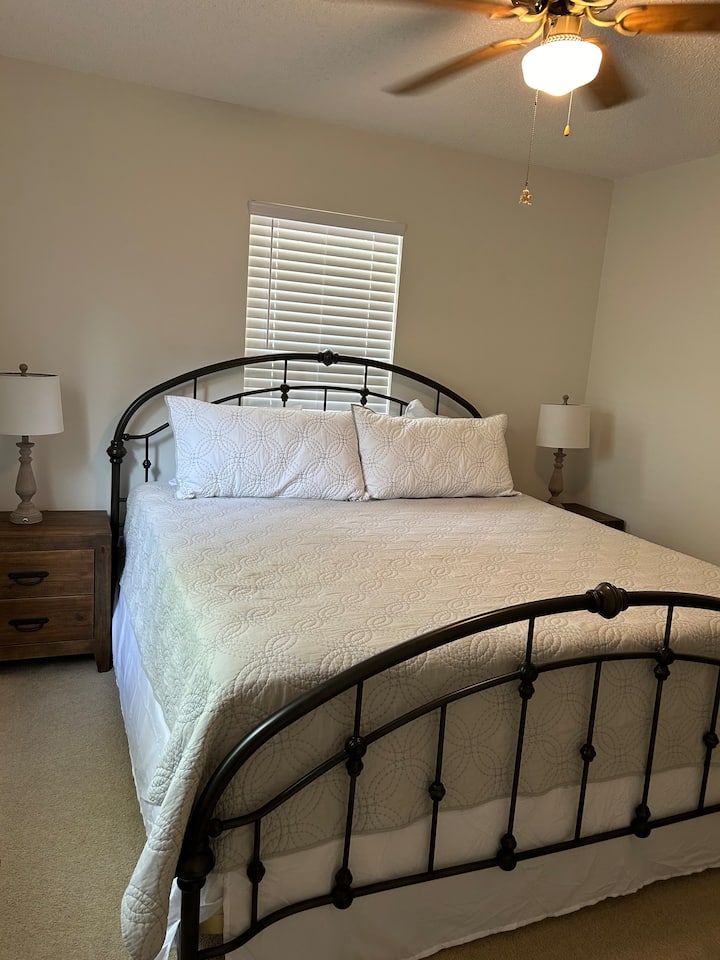 Спална соба 1
Брачен кревет (широк 150-179 см), душек од мемори пена, ламби на допир со USB порти за полнење. постелнина, ќебиња, перници, плакар и закачалки за облека