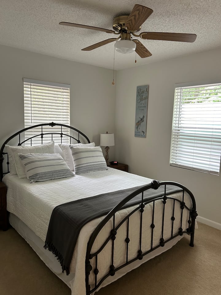 Брачен кревет (широк 150-179 см), ламби на допир со УСБ за полнење на мобилен телефон или електроника.