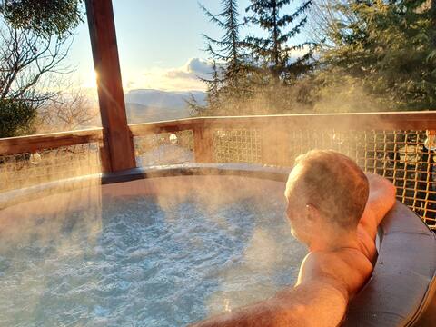 Chalet with Private HOT TUB