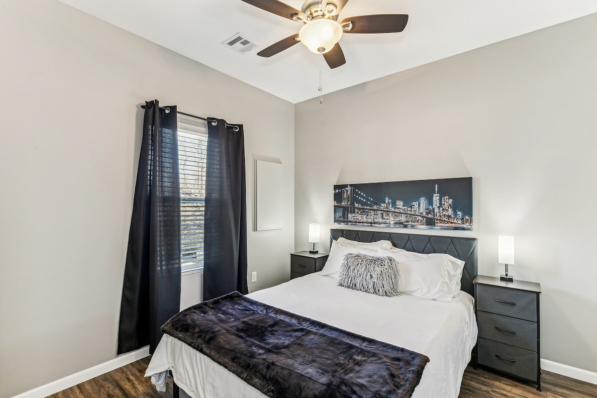 غرفة نومرقم3 مزينة بشكل رائع مع ستائر تعتيم ومصابيح منفذ USB.