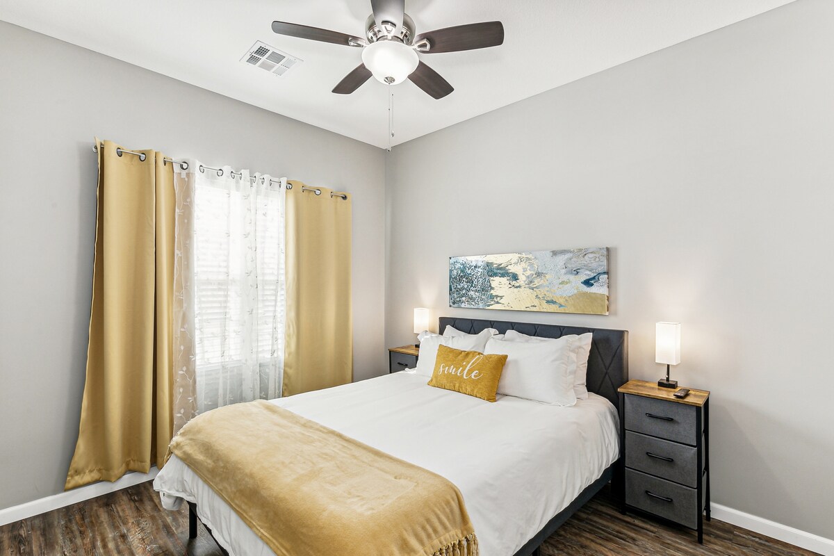 جناح رئيسي مزين بشكل جميل مع ستائر تعتيم على المرحلة 4 للحفاظ على الشمس والضوضاء منخفضة إلى الحد الأدنى.