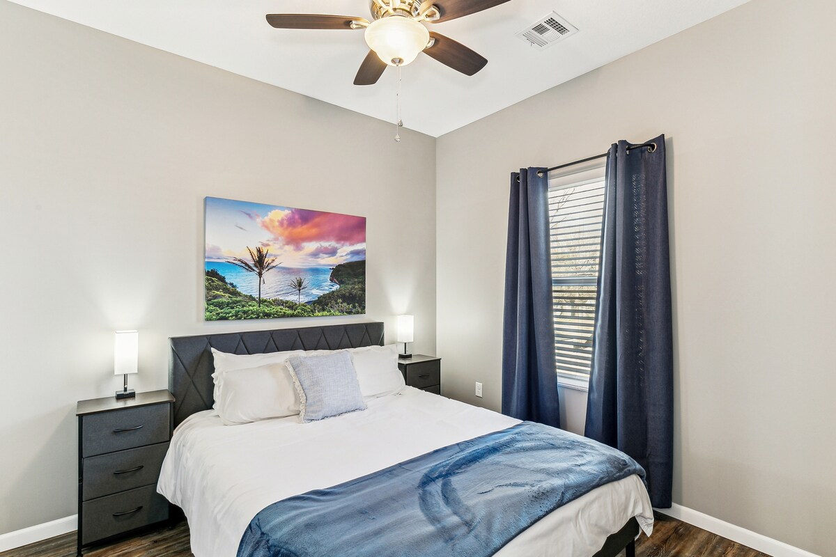 غرفة نوم مزينة بشكل رائع رقم2 مع ستائر تعتيم.