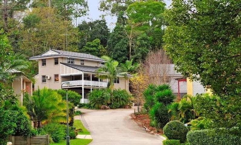 Huge 4 BR 3 Level executive house near transport