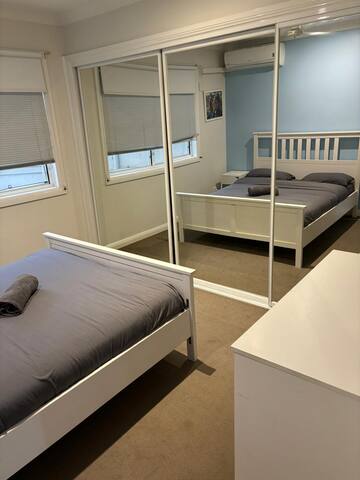 Huge 4 BR 3 Level executive house near transport gallery image 5