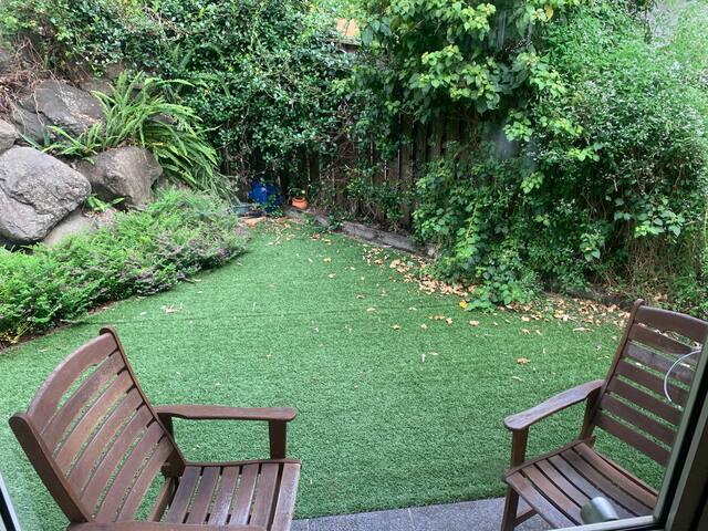 Huge 4 BR 3 Level executive house near transport gallery image 2