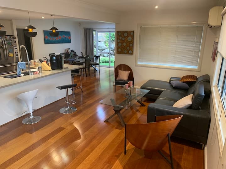 Huge 4 Br 3 Level Executive House Near Transport - Brisbane