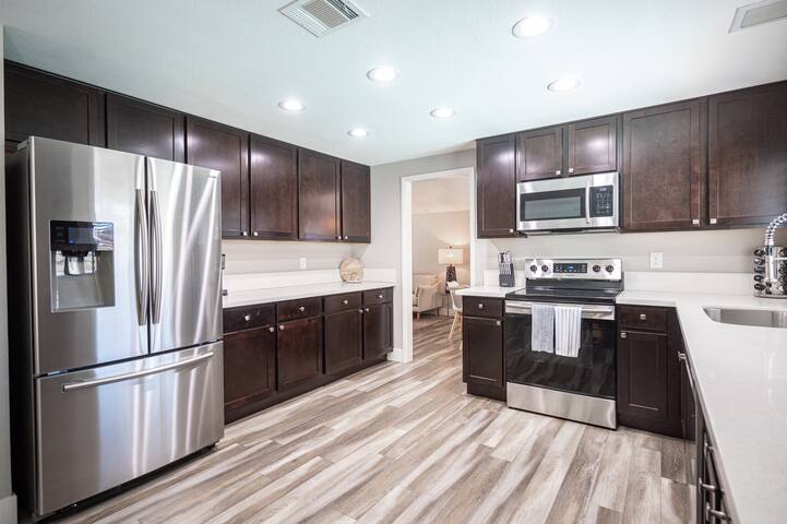 Pool & Spa Oasis with Game Room – Close to STRIP! gallery image 2