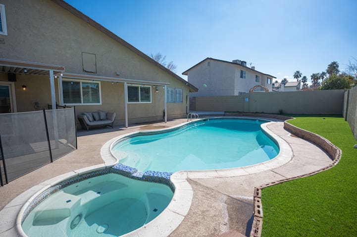 Pool & Spa Oasis with Game Room – Close to STRIP! gallery image 5