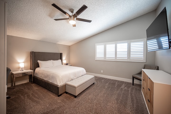 سرير كبير مع مرتبة على سطح الوسادة ومصابيح محطة الشحن