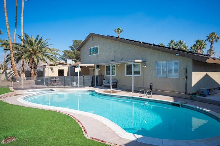 Pool & Spa Oasis with Game Room – Close to STRIP!
