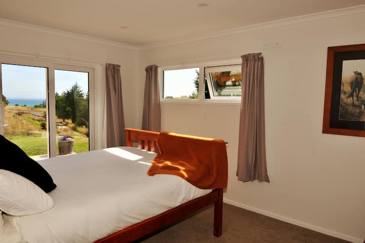 Kitanda cha Malkia na chumba kimoja kinachofanya kuwa mfalme.