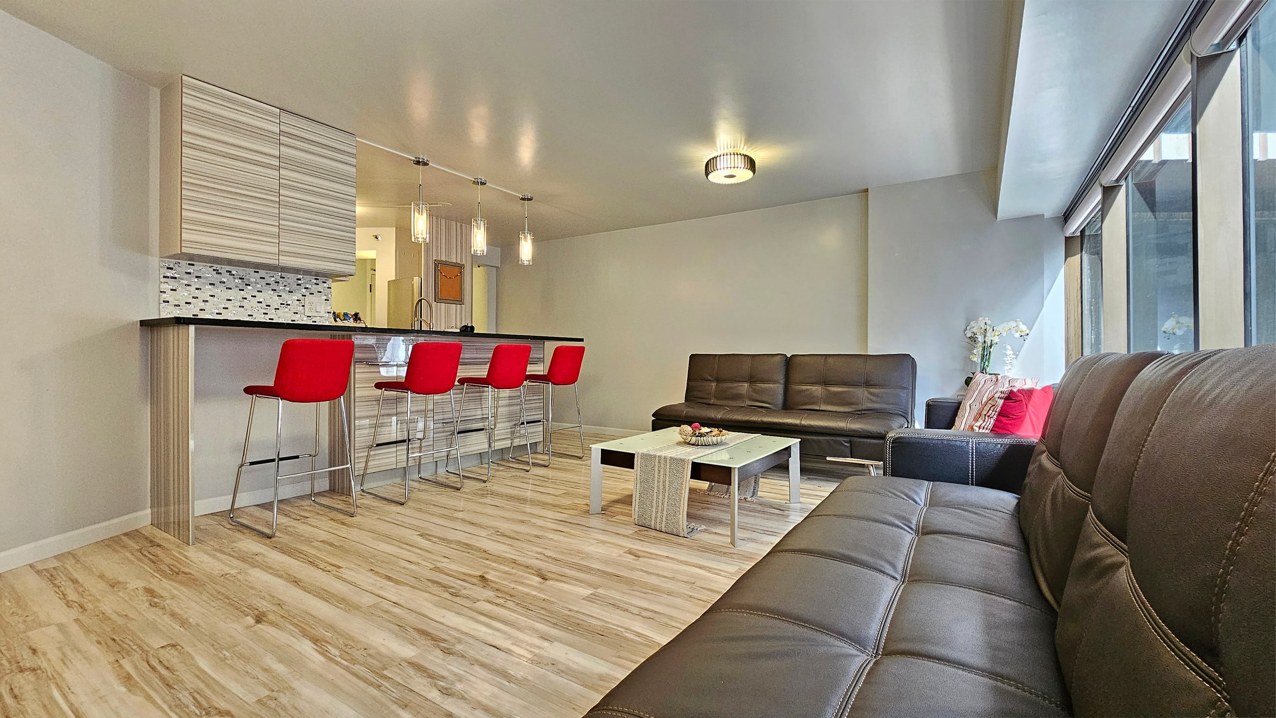 Free Parking, Cozy & Convenient - Image 4