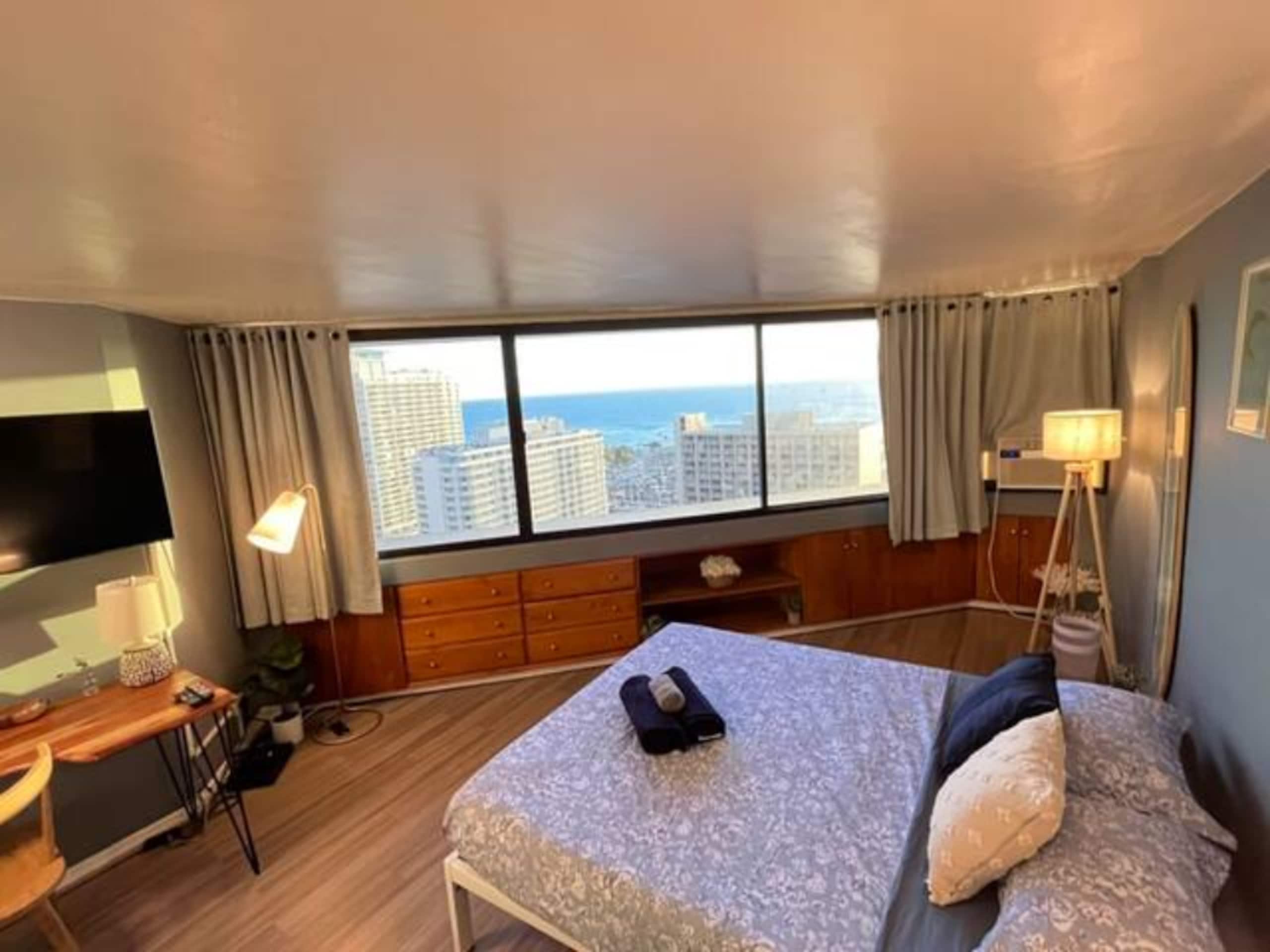 Condo in Honolulu · ★4.71 · 1 bedroom · 2 beds · 1 private bath - Image 24