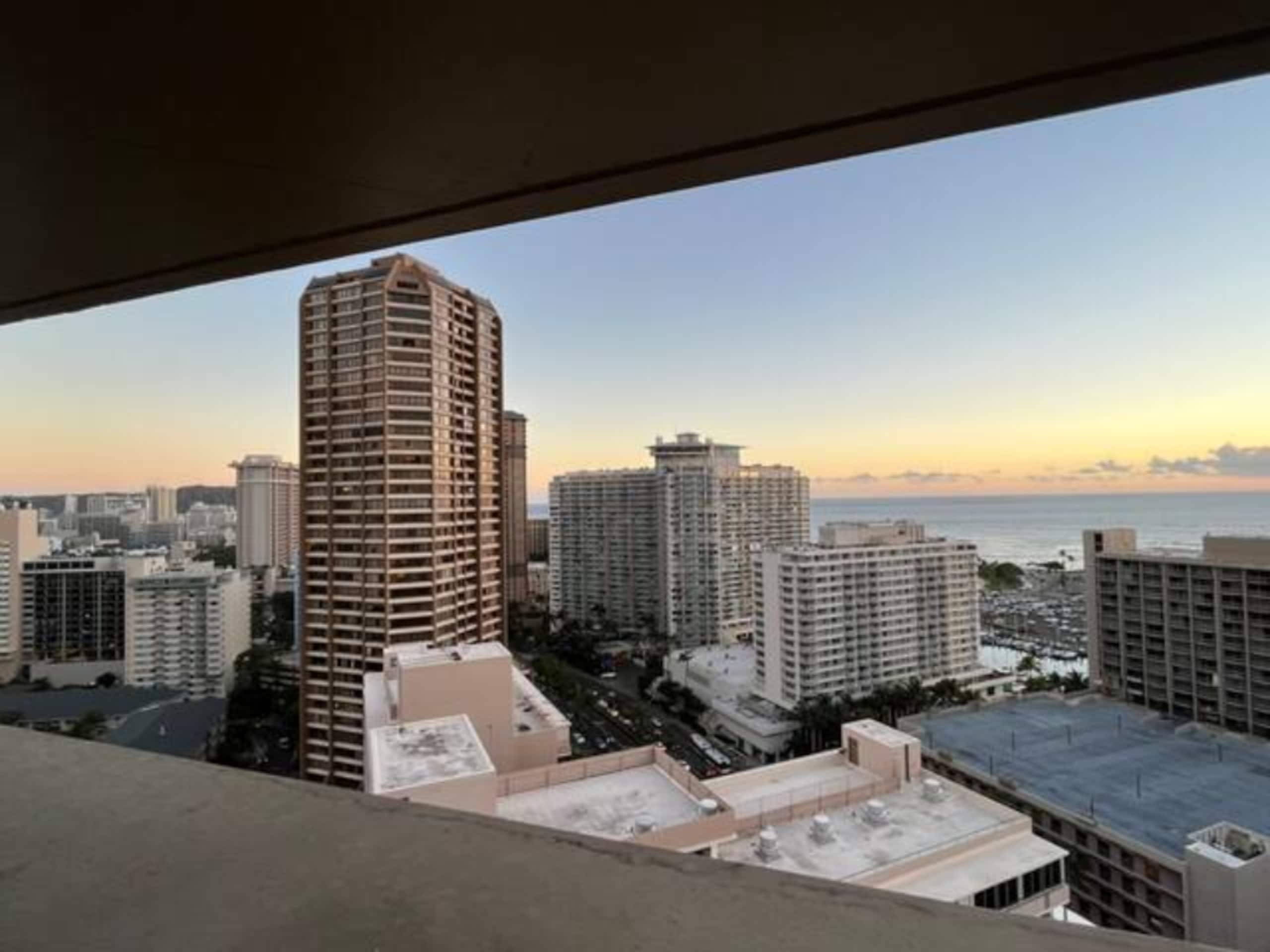 Condo in Honolulu · ★4.71 · 1 bedroom · 2 beds · 1 private bath - Image 34