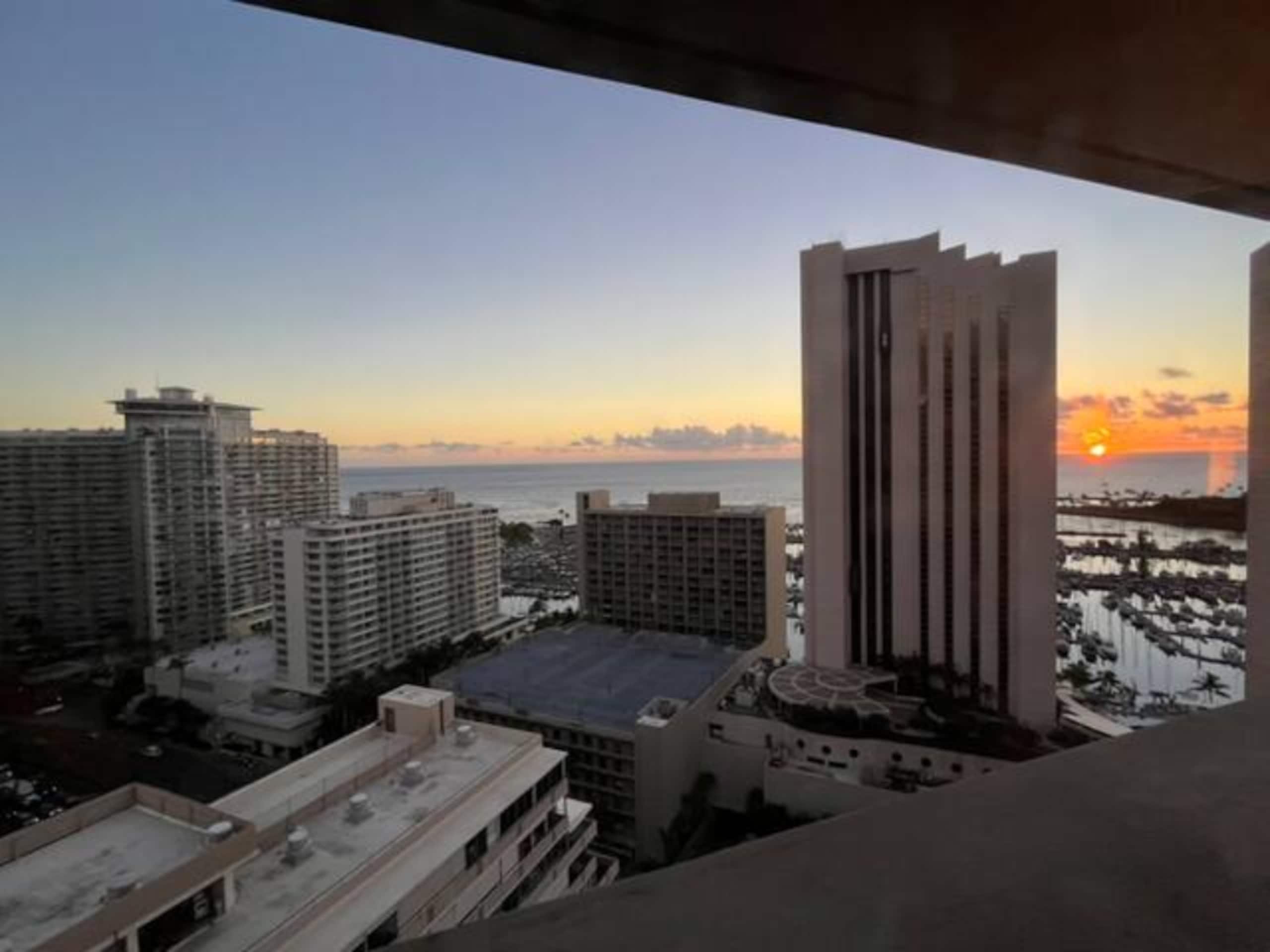 Condo in Honolulu · ★4.71 · 1 bedroom · 2 beds · 1 private bath - Image 35