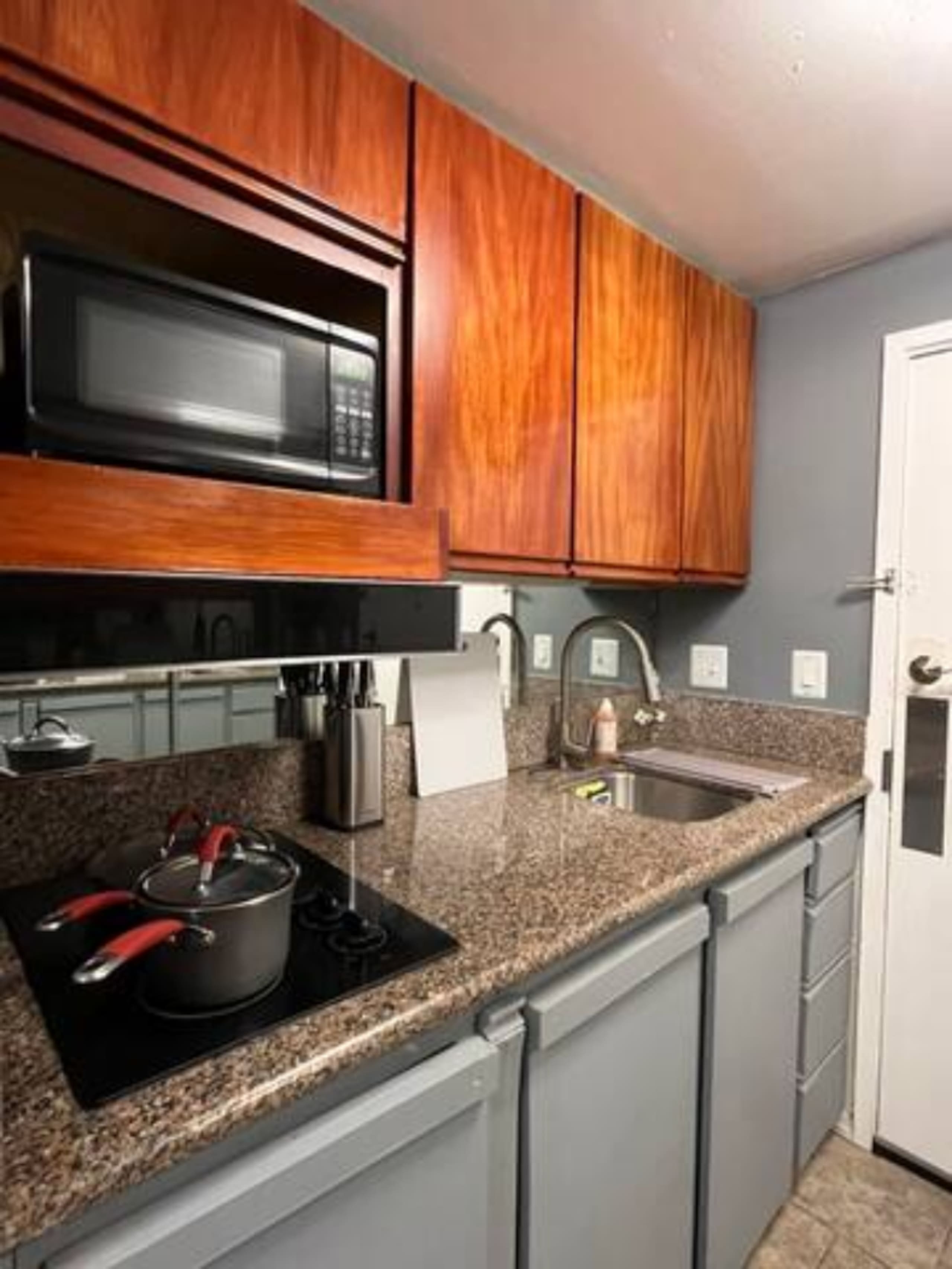 Condo in Honolulu · ★4.71 · 1 bedroom · 2 beds · 1 private bath - Image 3