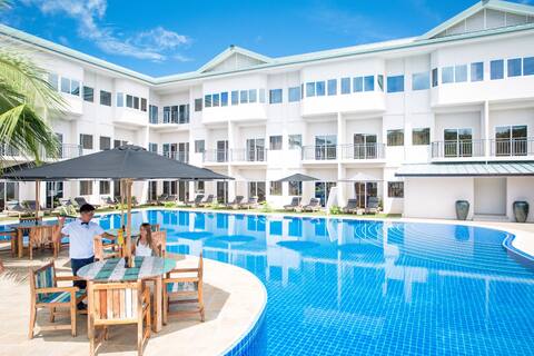 Cove Resort - Pool Side Room