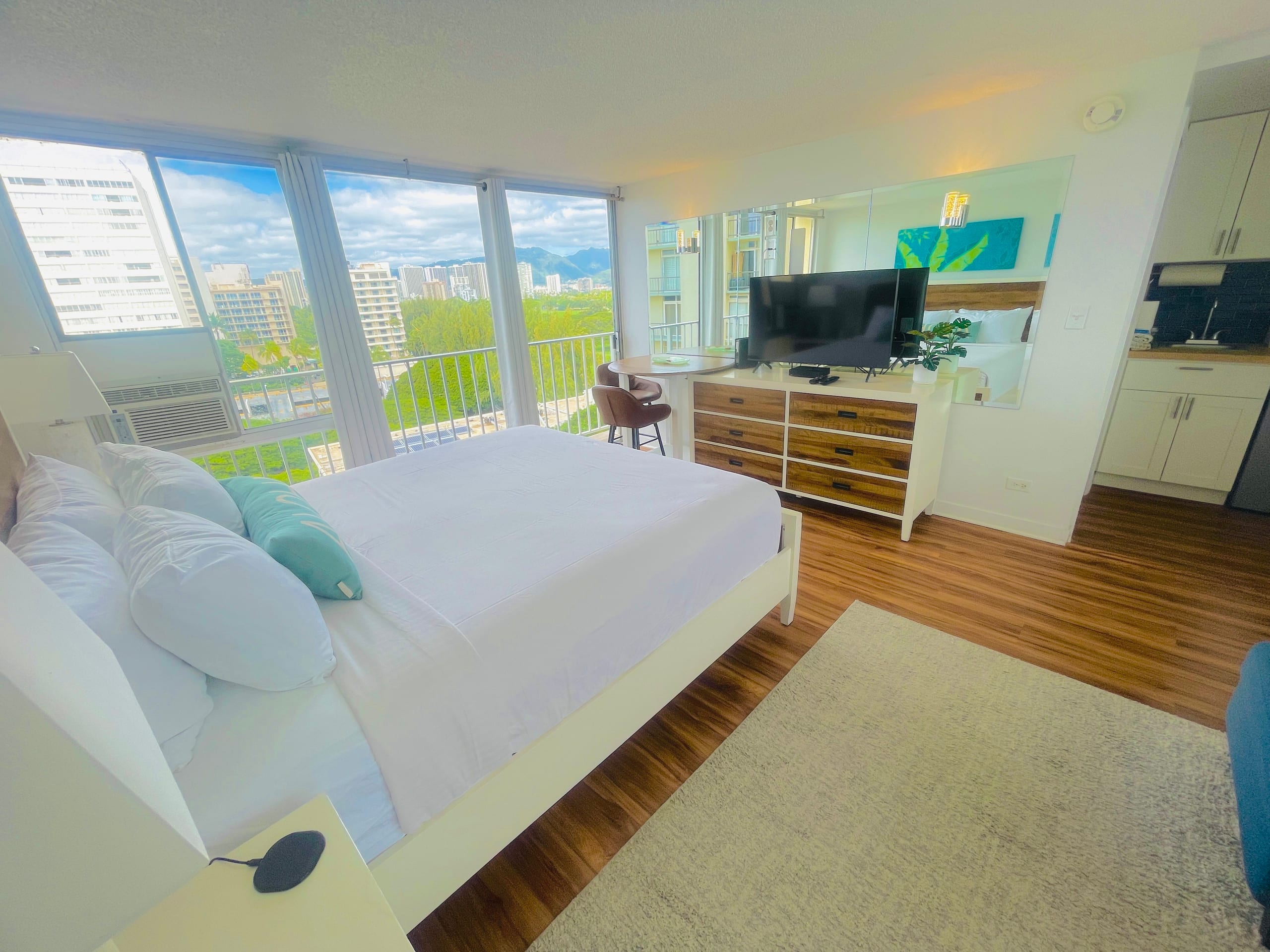 Condo in Honolulu · ★4.91 · Studio · 1 bed - Image 8